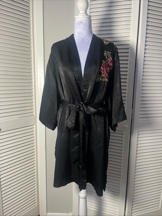 Nichole Lynel Other - Nichole Lynel Black Satin Floral-Embroidered Robe Sz S